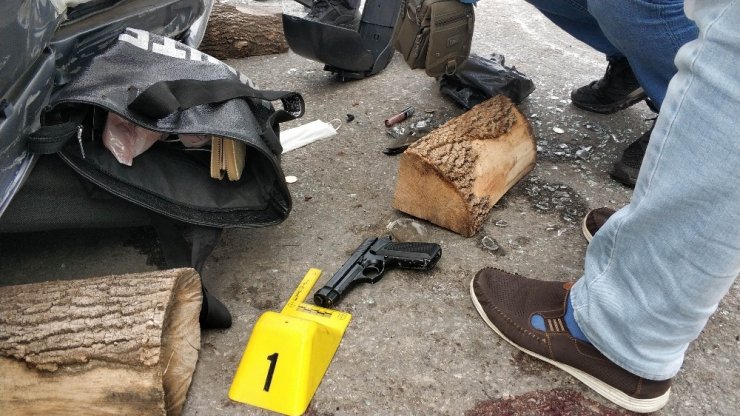 Bariyerlere ve ağaca çarpıp takla otomobilde 2’si ağır 4 kişi yaralandı