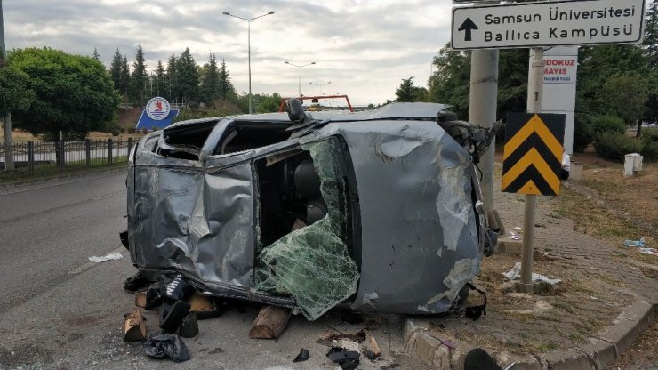 Bariyerlere ve ağaca çarpıp takla otomobilde 2’si ağır 4 kişi yaralandı