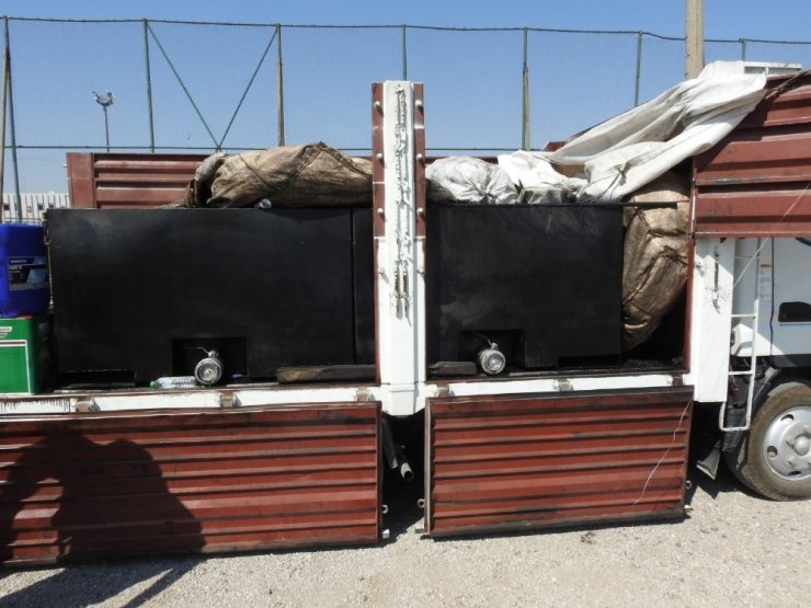 Bir kamyonda 31 bin 446 litre kaçak akaryakıt ele geçirildi