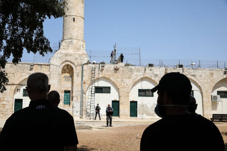 Fanatik Yahudilerden Mescid-i Aksa'ya baskın! Polis korumasında hoparlör yerleştirdiler