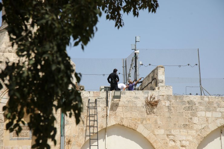 Fanatik Yahudilerden Mescid-i Aksa'ya baskın! Polis korumasında hoparlör yerleştirdiler