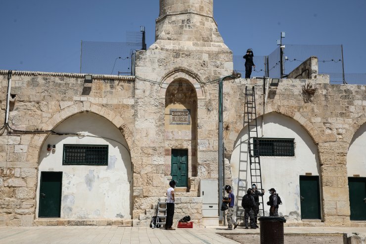 Fanatik Yahudilerden Mescid-i Aksa'ya baskın! Polis korumasında hoparlör yerleştirdiler
