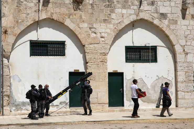 Fanatik Yahudilerden Mescid-i Aksa'ya baskın! Polis korumasında hoparlör yerleştirdiler