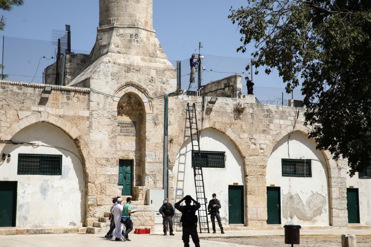 Fanatik Yahudilerden Mescid-i Aksa'ya baskın! Polis korumasında hoparlör yerleştirdiler
