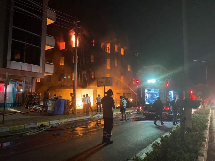İzmir'de 4 katlı apartmanda yangın çıkan yangın korkuttu
