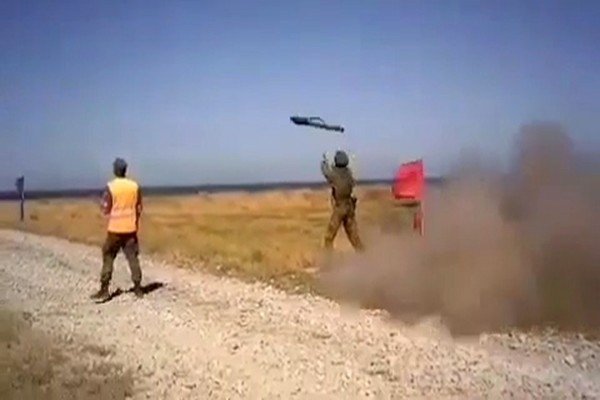 Rus yapımı uçaksavar roket askerin omzunda patladı