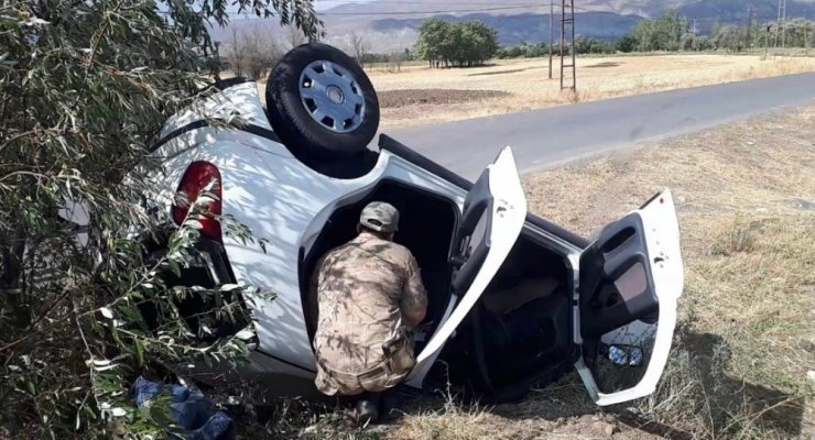 Takla atan otomobilde kızı yaralanan anne oğluna sarılıp gözyaşı döktü