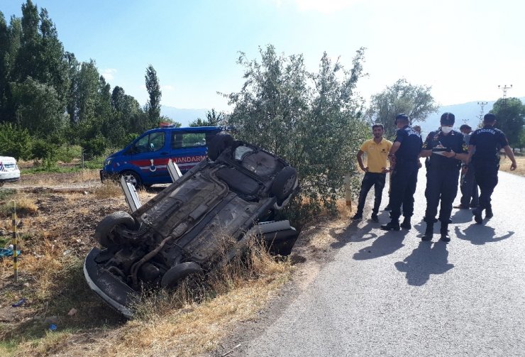 Takla atan otomobilde kızı yaralanan anne oğluna sarılıp gözyaşı döktü