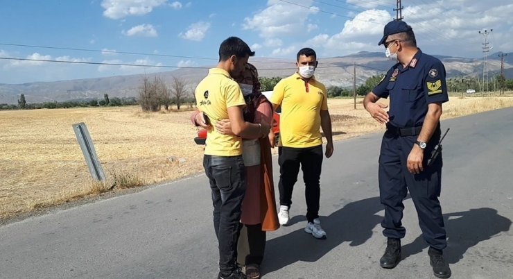 Takla atan otomobilde kızı yaralanan anne oğluna sarılıp gözyaşı döktü