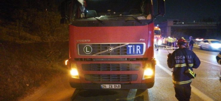 Tıra arkadan çarpan otomobilde 1 kişi öldü