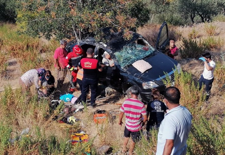 Uçuruma yuvarlanan sraçta sıkışan kadını itfaiye kurtardı