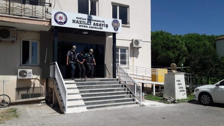 Yaşlı kadın boğazına bıçak dayadıklarına pişman etti! Gasp çetesi son işinde yakalandı