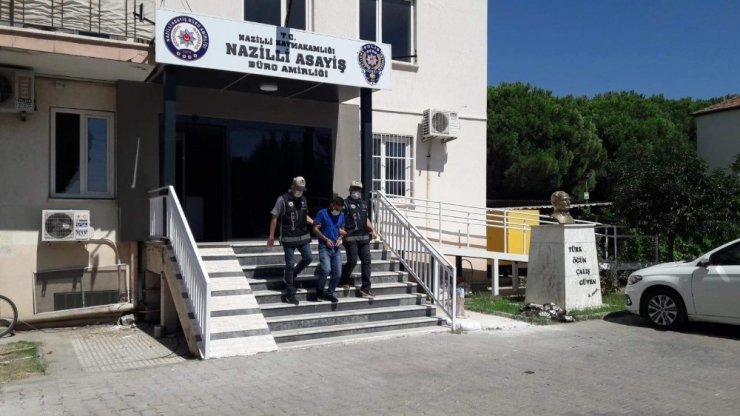 Yaşlı kadın boğazına bıçak dayadıklarına pişman etti! Gasp çetesi son işinde yakalandı