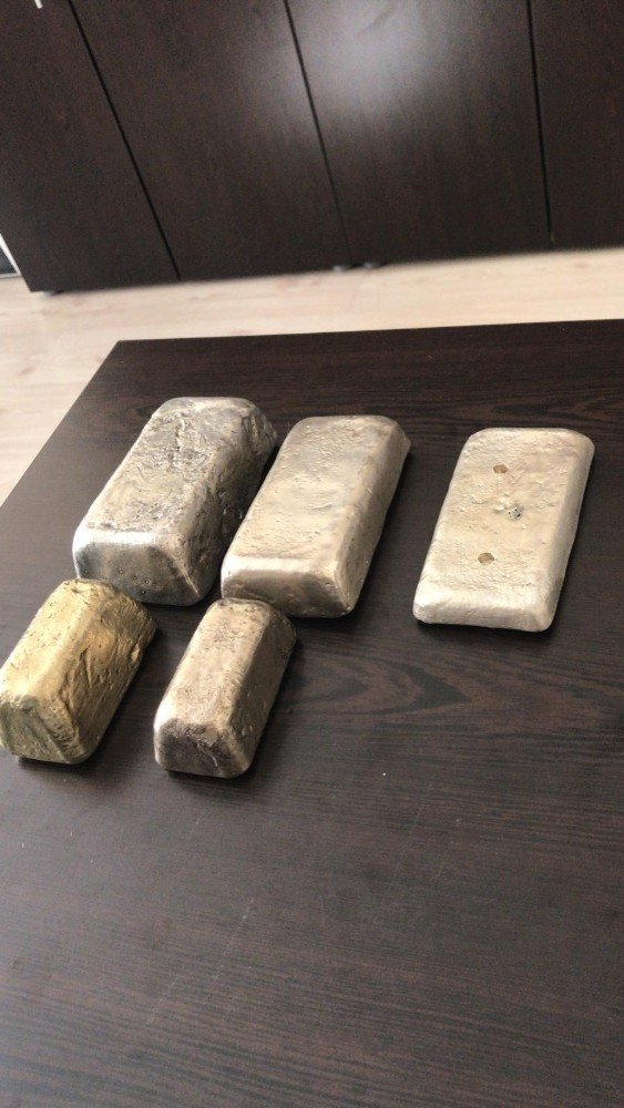 Eritip külçe haline getirdiği metali altın diye satmak istedi! Dolandırıcı yakalandı