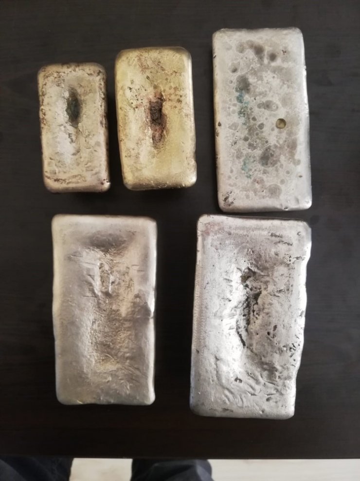 Eritip külçe haline getirdiği metali altın diye satmak istedi! Dolandırıcı yakalandı