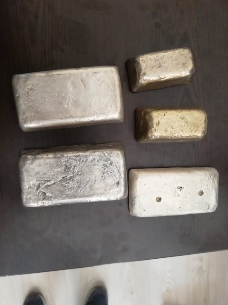 Eritip külçe haline getirdiği metali altın diye satmak istedi! Dolandırıcı yakalandı