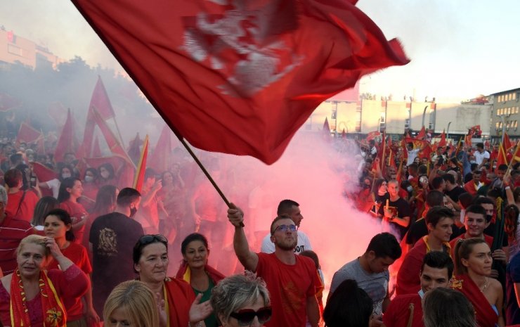 Karadağ’da binlerce kişi sokağa döküldü! Muhalefetin Sırp ulusal sembollerini kullanması protesto edildi