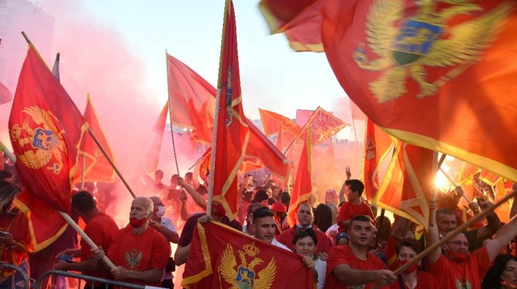 Karadağ’da binlerce kişi sokağa döküldü! Muhalefetin Sırp ulusal sembollerini kullanması protesto edildi
