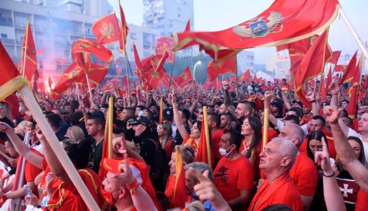 Karadağ’da binlerce kişi sokağa döküldü! Muhalefetin Sırp ulusal sembollerini kullanması protesto edildi