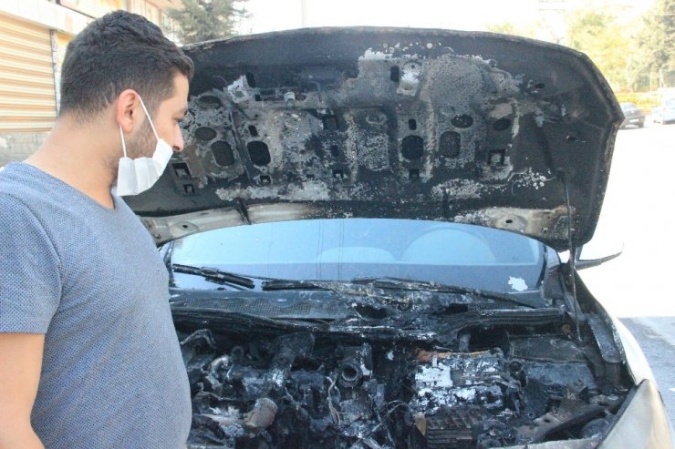 Kiraladıkları otomobil seyir halinde alev alev yandı!