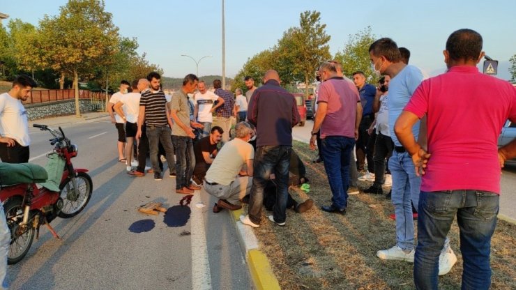 Otomobilin çarptığı yaşlı adam havaya fırlayıp ön cama düştü! İlk yardıma vatandaşlar koştu
