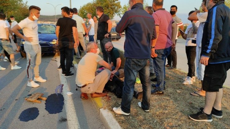 Otomobilin çarptığı yaşlı adam havaya fırlayıp ön cama düştü! İlk yardıma vatandaşlar koştu