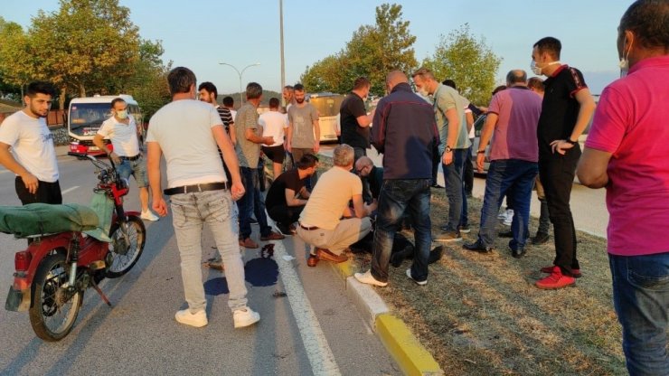 Otomobilin çarptığı yaşlı adam havaya fırlayıp ön cama düştü! İlk yardıma vatandaşlar koştu