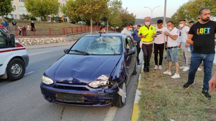 Otomobilin çarptığı yaşlı adam havaya fırlayıp ön cama düştü! İlk yardıma vatandaşlar koştu