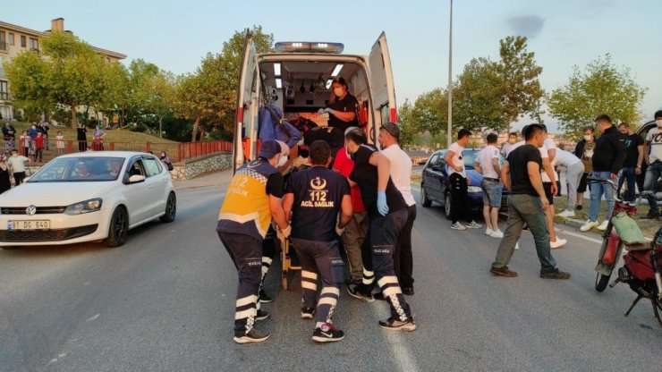 Otomobilin çarptığı yaşlı adam havaya fırlayıp ön cama düştü! İlk yardıma vatandaşlar koştu