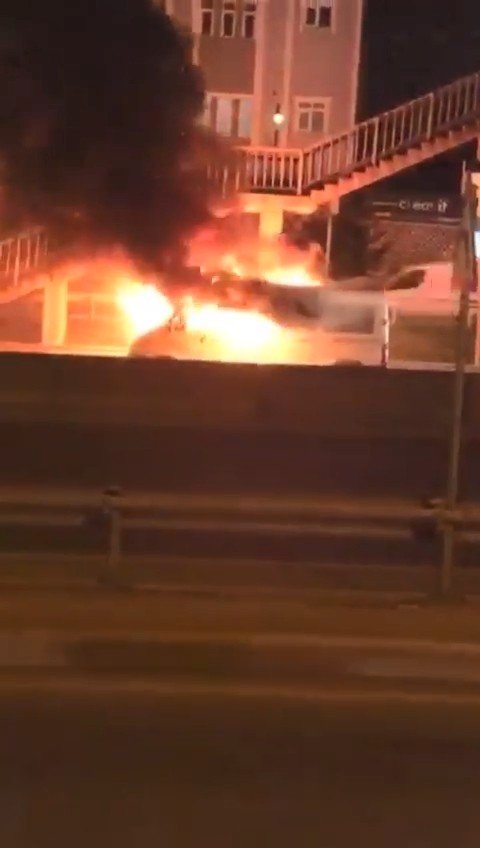 Seyir halindeki minibüs D-100 Karayolu'nda alev alev yandı