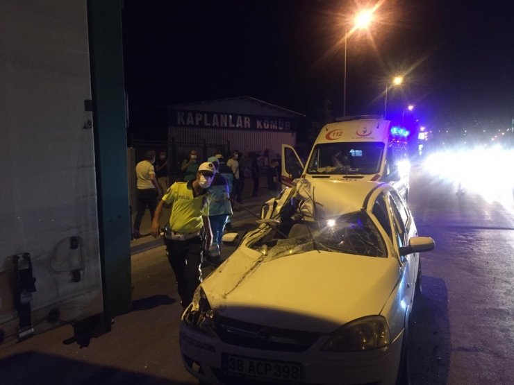 Tırın altına girdiler! Kullanılamaz hale gelen otomobilden sağ çıktılar