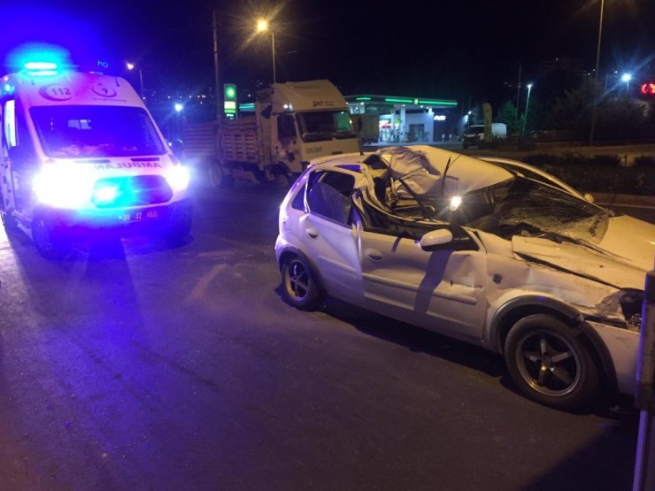 Tırın altına girdiler! Kullanılamaz hale gelen otomobilden sağ çıktılar