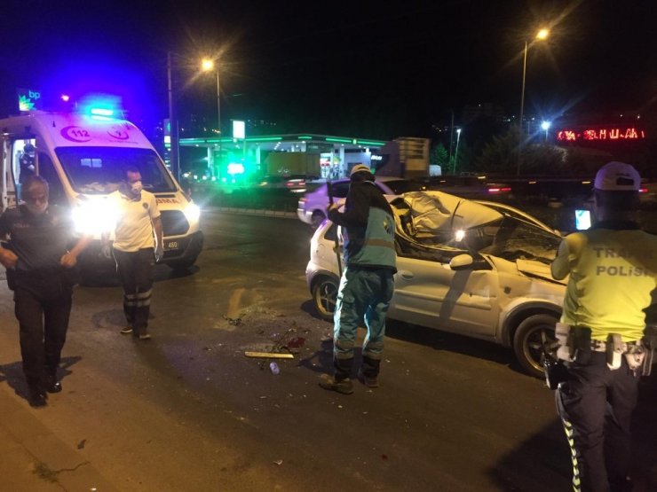 Tırın altına girdiler! Kullanılamaz hale gelen otomobilden sağ çıktılar