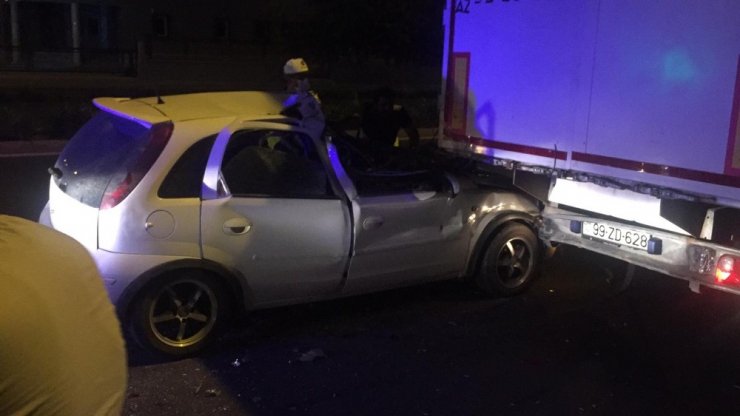 Tırın altına girdiler! Kullanılamaz hale gelen otomobilden sağ çıktılar