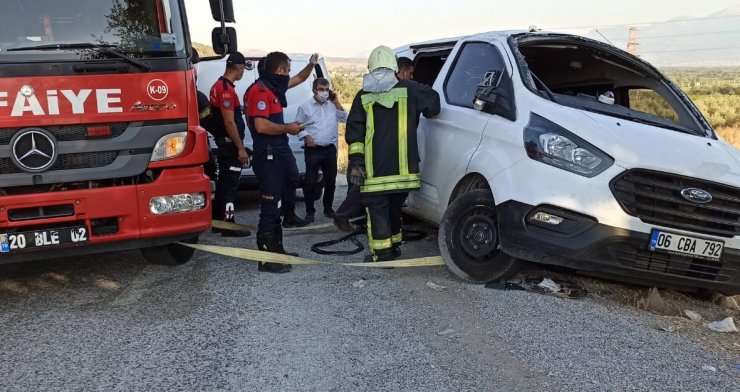 Yüklü miktarda para taşıyan zırhlı para nakil aracı kazaya karıştı! Araçta kilitli kalan 3 görevliyi itfaiye kurtardı