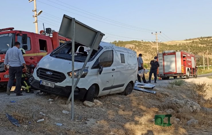 Yüklü miktarda para taşıyan zırhlı para nakil aracı kazaya karıştı! Araçta kilitli kalan 3 görevliyi itfaiye kurtardı