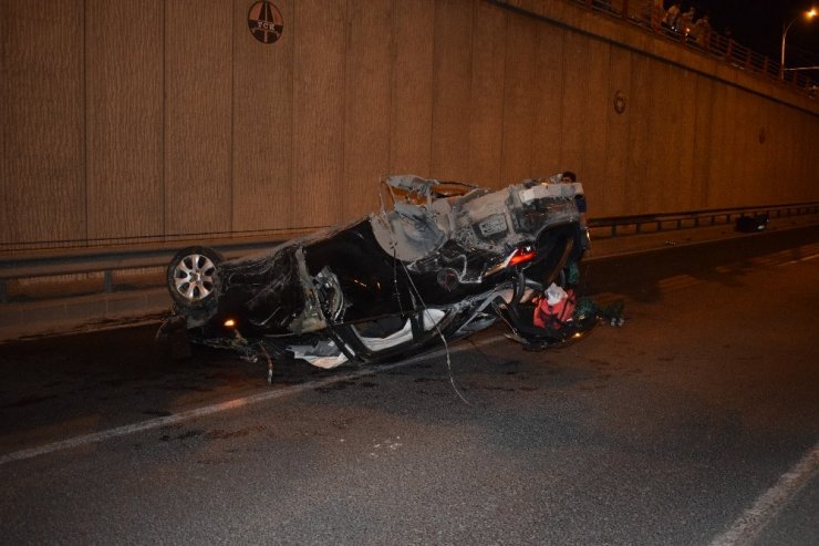 Alt geçitte feci kaza: Refüje çarpan araç takla attı sürücü yola savruldu! 2 ağır yaralı