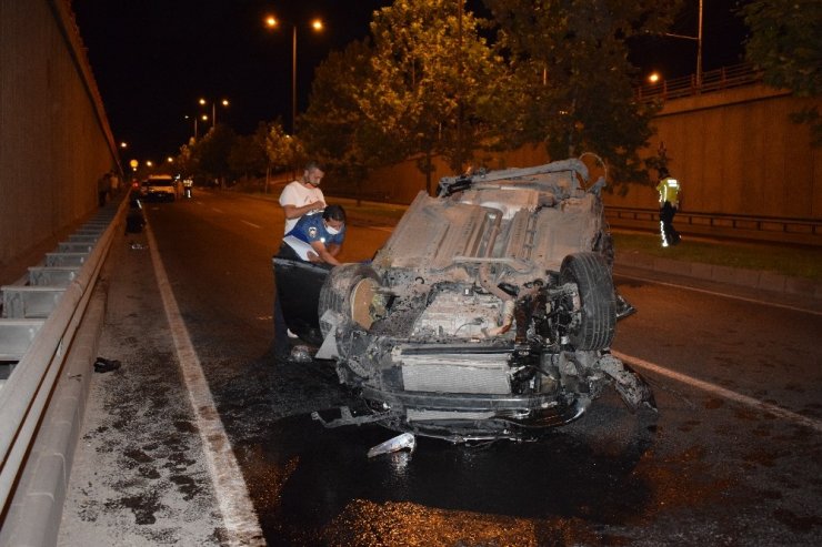 Alt geçitte feci kaza: Refüje çarpan araç takla attı sürücü yola savruldu! 2 ağır yaralı