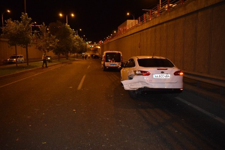 Alt geçitte feci kaza: Refüje çarpan araç takla attı sürücü yola savruldu! 2 ağır yaralı