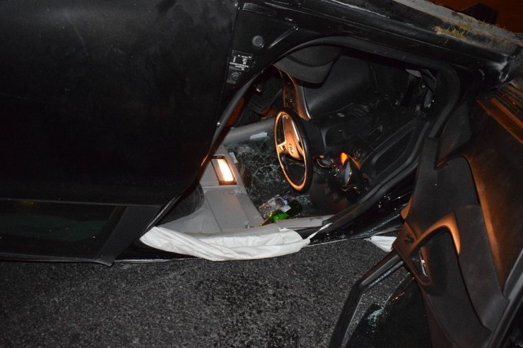 Alt geçitte feci kaza: Refüje çarpan araç takla attı sürücü yola savruldu! 2 ağır yaralı