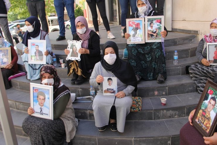 Evlat nöbetinin 370'inci gününde bir aile daha katıldı! TEOG sınavına diye çıkmıştı