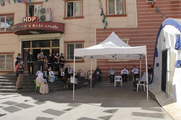 Evlat nöbetinin 370'inci gününde bir aile daha katıldı! TEOG sınavına diye çıkmıştı