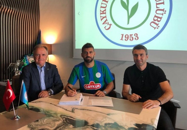 Konyaspor'la yolları ayıran Selim Ay Çaykur Rizespor'la 2 yıllık sözleşme imzaladı