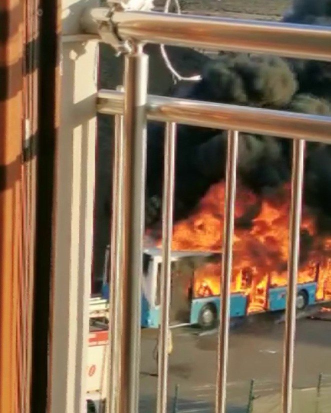 Özel halk otobüsü alev topuna döndü