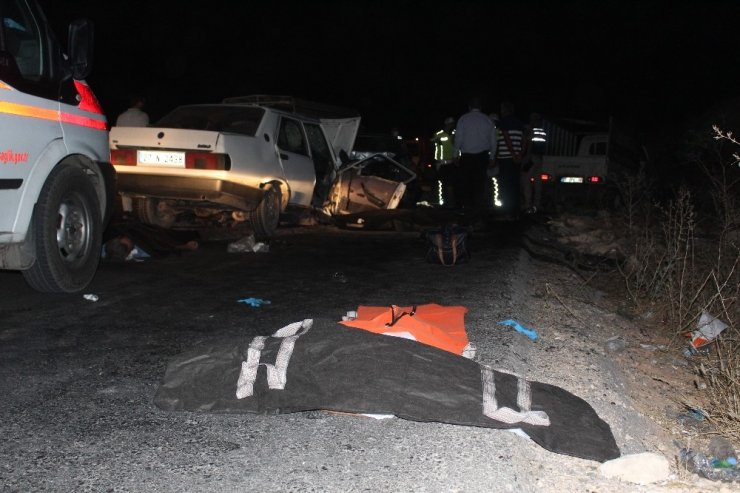 Zincirleme kazada 2'si çocuk 4 kişi öldü! 9 yaralı var