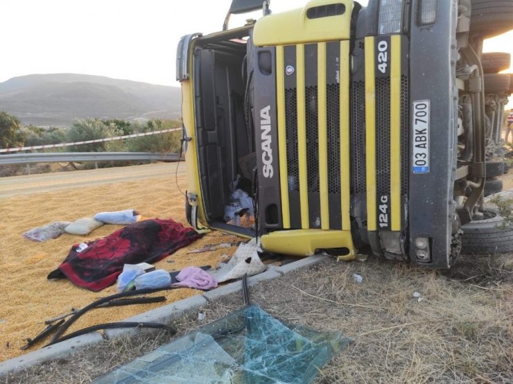 Mısır yüklü çekici şarampole devrildi!