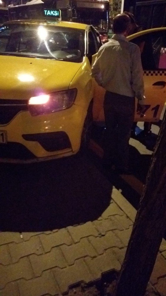 Direksiyon hakimiyetini kaybeden taksiyiciyi duvar durdurdu