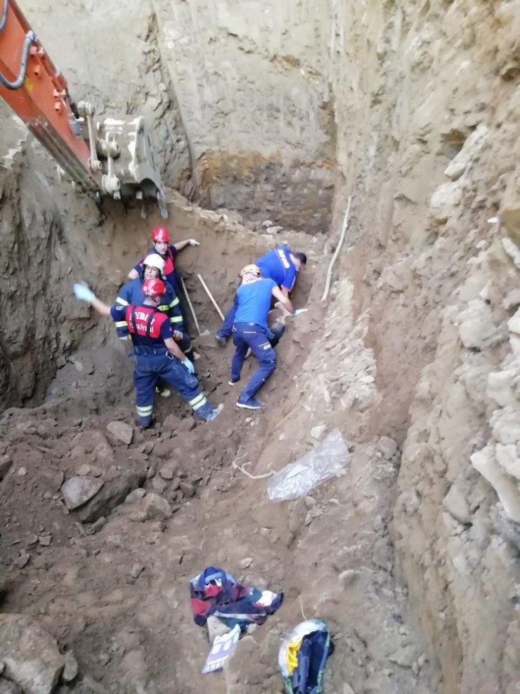 Su çıkarmak için kazdıkları çukurda göçük altında kaldılar