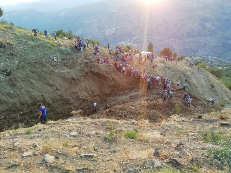 Su çıkarmak için kazdıkları çukurda göçük altında kaldılar
