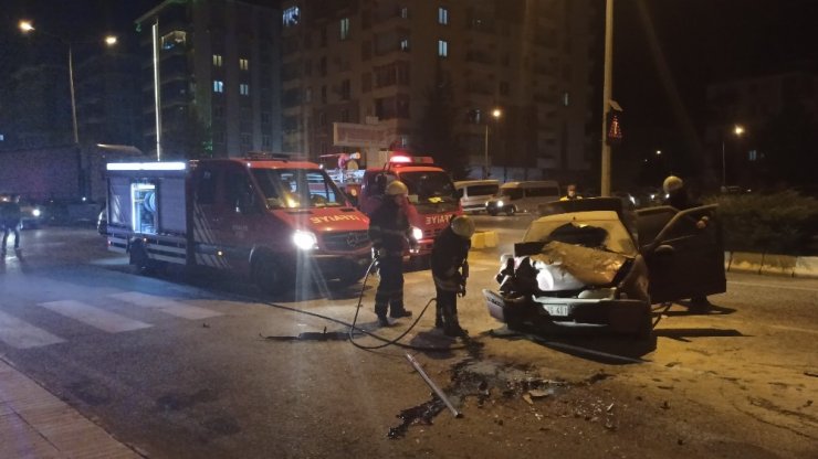 Önüne çıkan araca çarpmamak için manevra yaptı! Çekiciye çarpan araç alev aldı